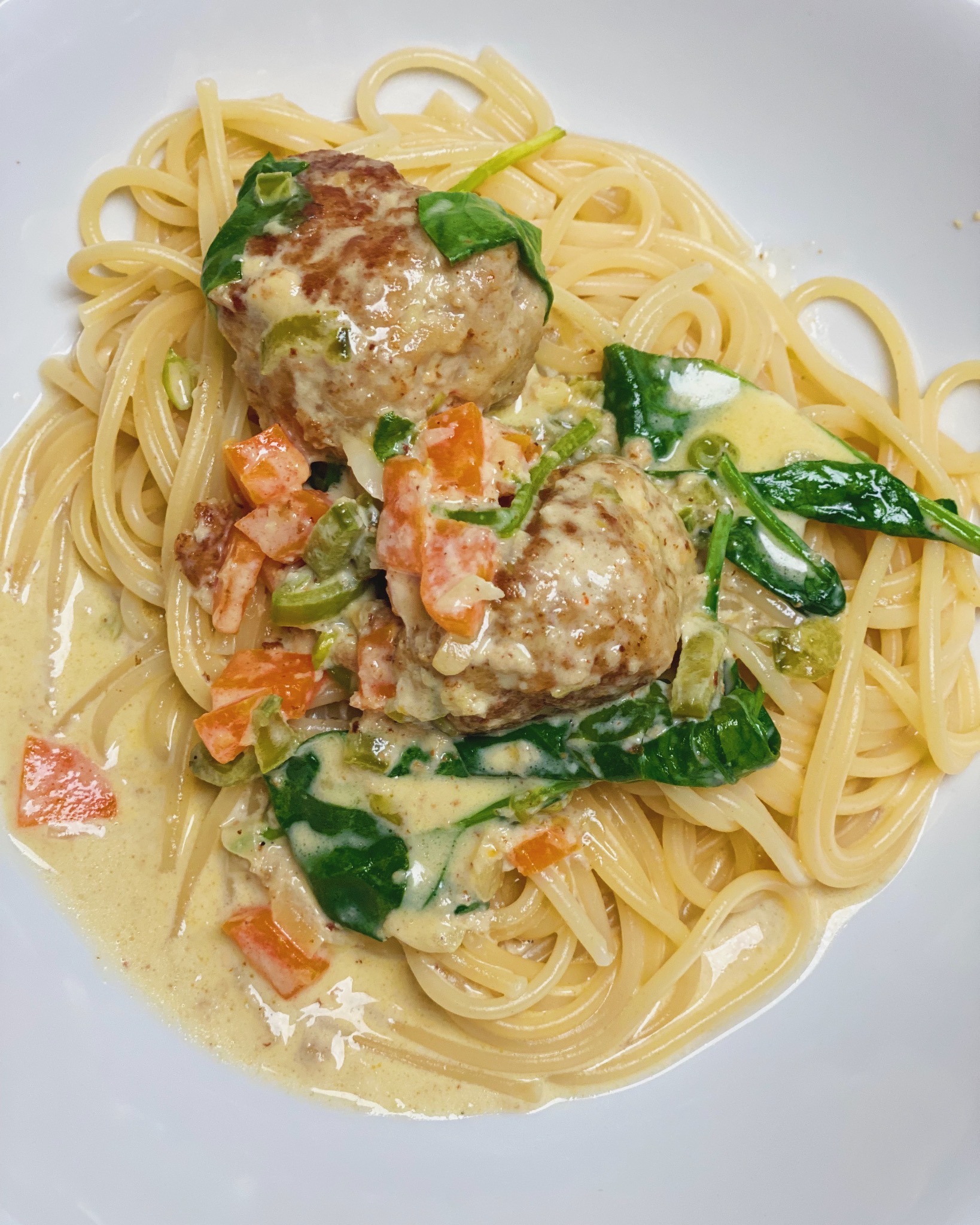 Èn portion spicy kødboller med spaghetti som ses meget tæt på så alle detaljer kan ses