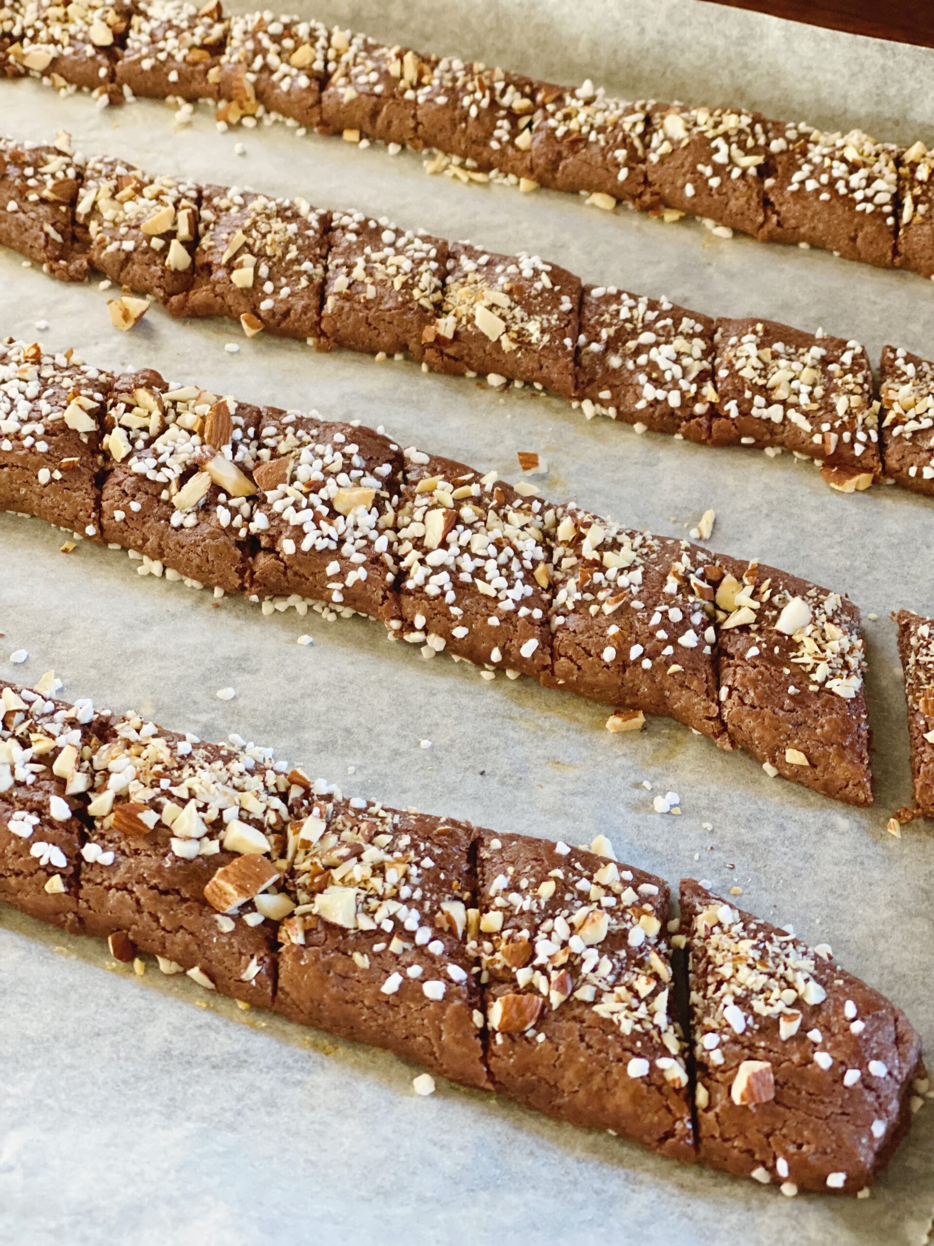 Svenske chokoladebrød hvor de er kommet ud af ovnen og er blevet skåret, men stadig er på bagepladen