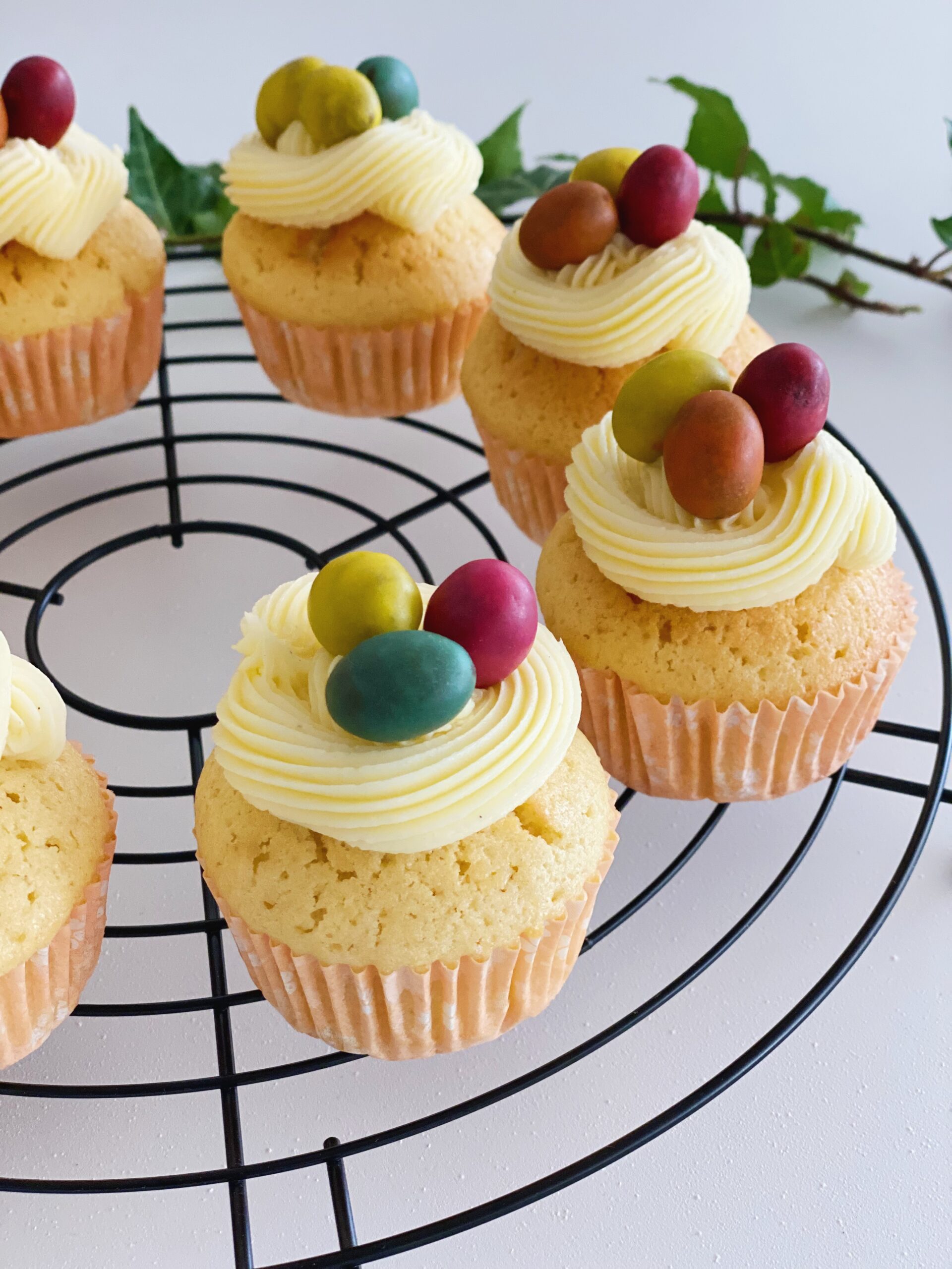 Påskemuffins set tæt på, hvor man kan se detaljerne i muffinsene og den fint sprøjtede smørcreme