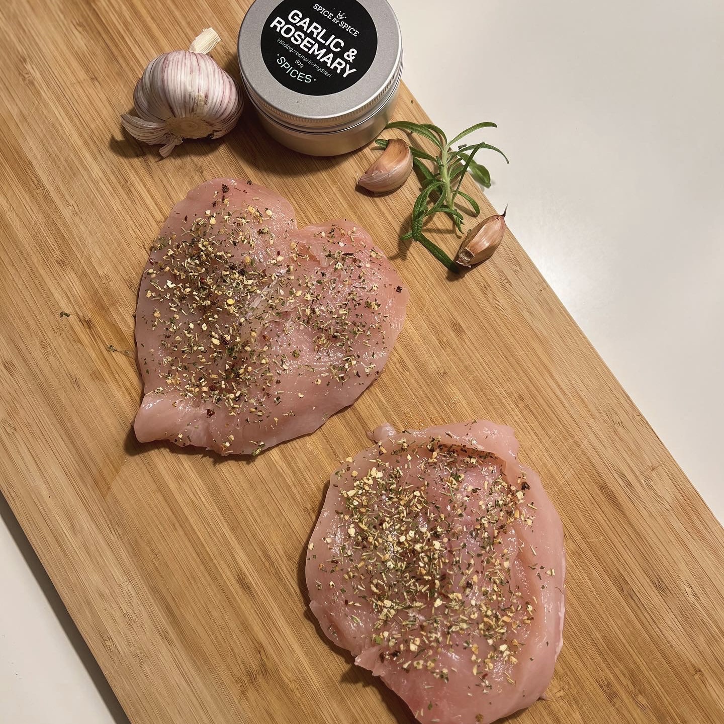 Rå kyllingebryster med garlic and rosmary krydderi på.