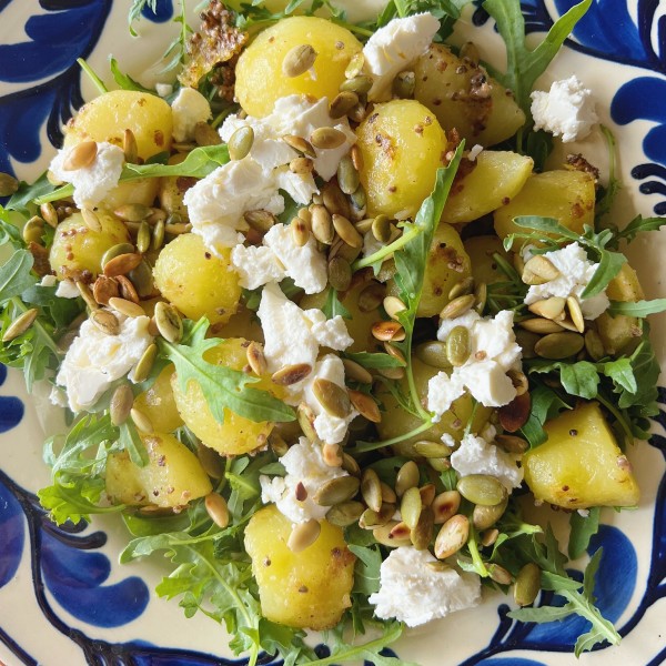 Brasede kartofler med rucola og feta set tæt på