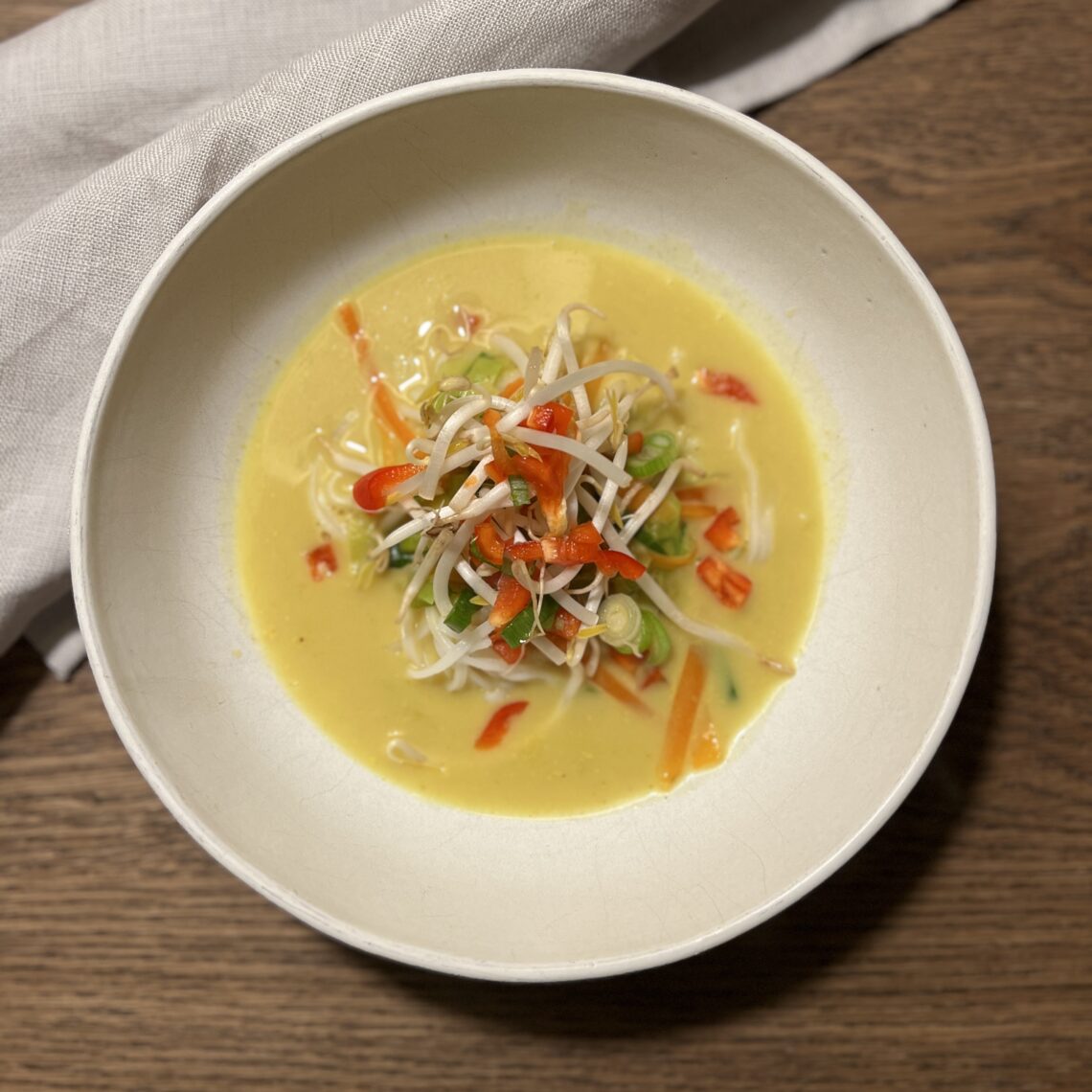 Karrusuppe med glasnudler og sprødt grønt